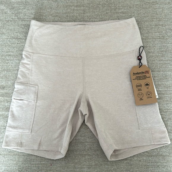 Avalanche Outdoor Supply Co High Waisted biker shorts Size Medium NWT. - Picture 1 of 8